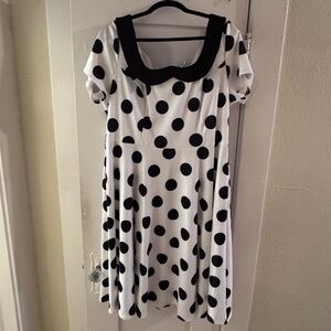 Unique Vintage - White Swing Dress with Black Polka Dots and Collar (Size 2X)